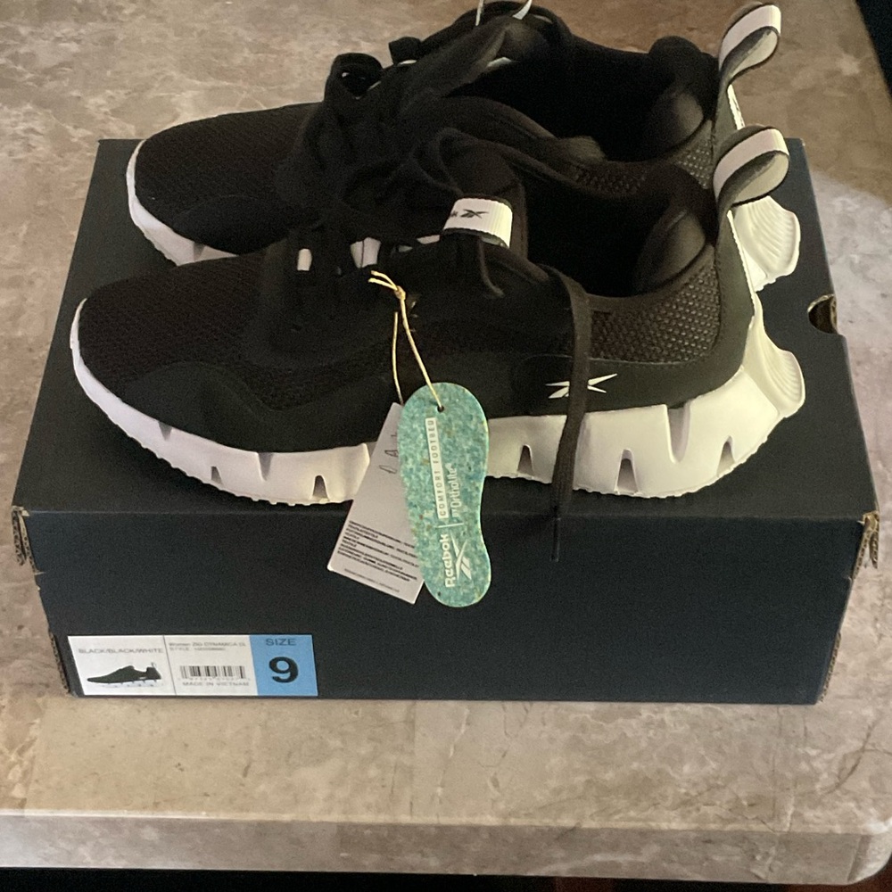 REEBOK Women’s Black & White Athletic Shoes Size 9